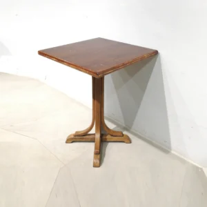 Taula de fusta amb peu central de 60x60x73cm procedent d'una empresa en tancament