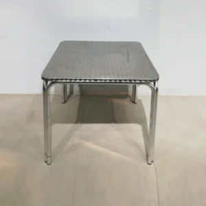 Mesa con estructura de aluminio y base de acero inoxidable de 80x80x74cm