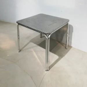 Mesa con estructura de aluminio y base de acero inoxidable de 80x80x74cm