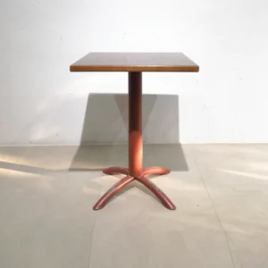 Taula de fusta amb peu central de 60x60x77cm procedent d'una empresa en tancament
