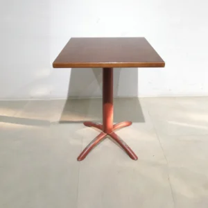 Taula de fusta amb peu central de 60x60x77cm procedent d'una empresa en tancament