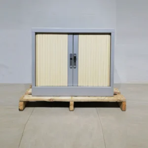 Armari d'oficina metàl·lic amb persiana de 80x45x70cm procedent d'una empresa en tancament