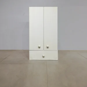 Armario de pared fabricado en melamina de color blanco (48x22x91cm)