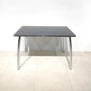 Taula auxiliar 110x70x72cm amb potes d'acer i base de fusta amb desgast per l'ús