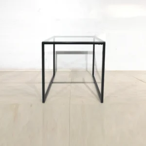 Mesa auxiliar con estructura de acero y base de cristal 50x50x50cm de segunda mano