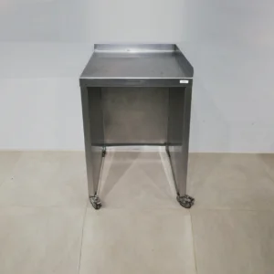 Mesa de acero inoxidable 55x60x95cm procedente de una empresa en cierre