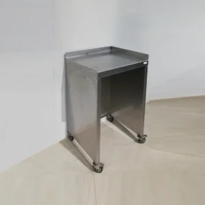 Mesa de acero inoxidable 55x60x95cm procedente de una empresa en cierre