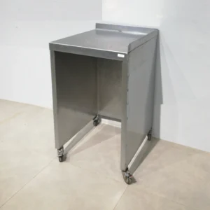 Mesa de acero inoxidable 55x60x95cm procedente de una empresa en cierre