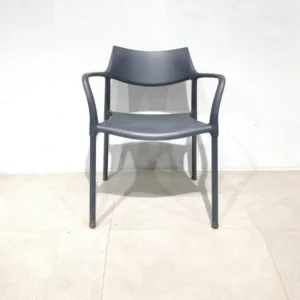 Cadira per a terrassa de plàstic 59x44x79cm procedent d'una empresa en tancament