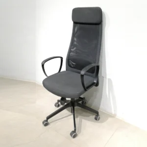 Cadira d'oficina amb rodes 61x56x126cm procedent d'una empresa en tancament