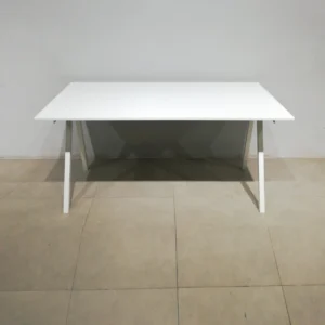 Taula d'oficina blanca 160x80x75cm procedent d'una empres en tancament