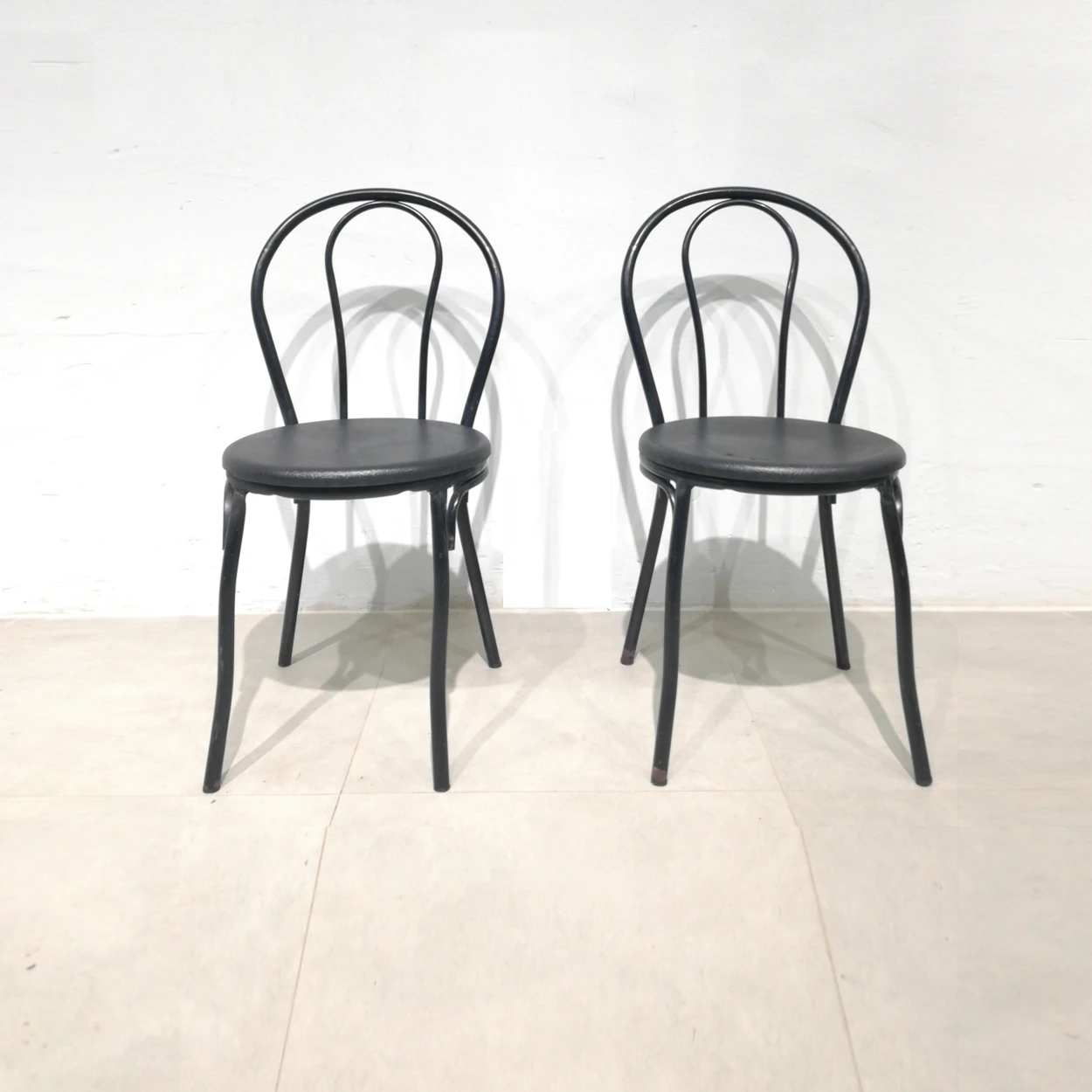 Cadira metàl·lica negra 38x38x82cm procedent d'una empresa en tancament