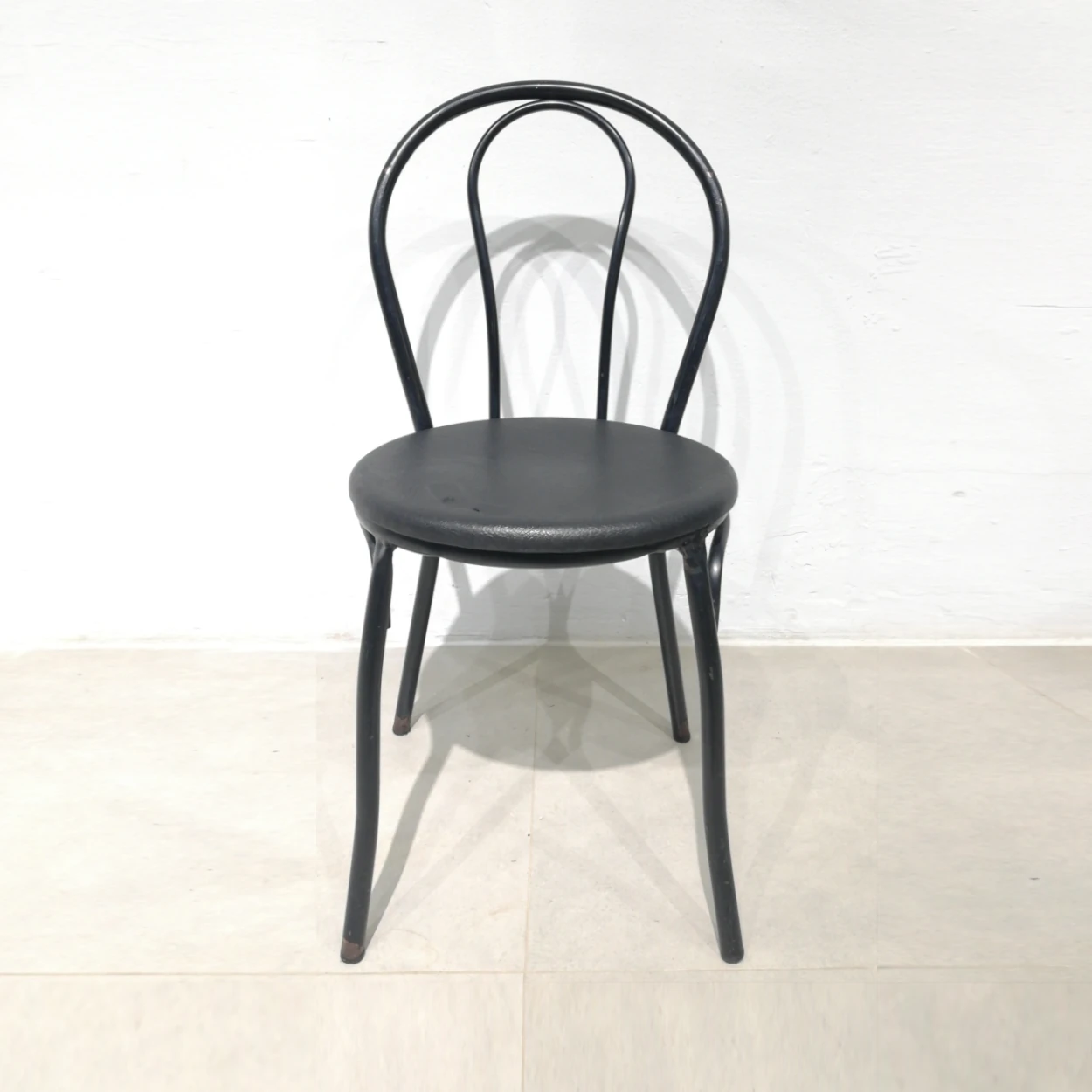 Cadira metàl·lica negra 38x38x82cm procedent d'una empresa en tancament
