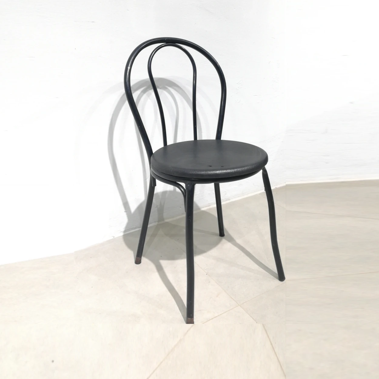 Cadira metàl·lica negra 38x38x82cm procedent d'una empresa en tancament