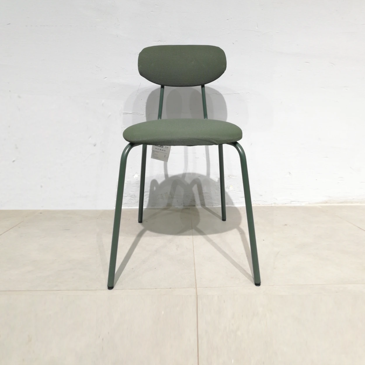 Cadira (39x37x75cm) d'estructura metàl·lica i entapissat verd de segona mà