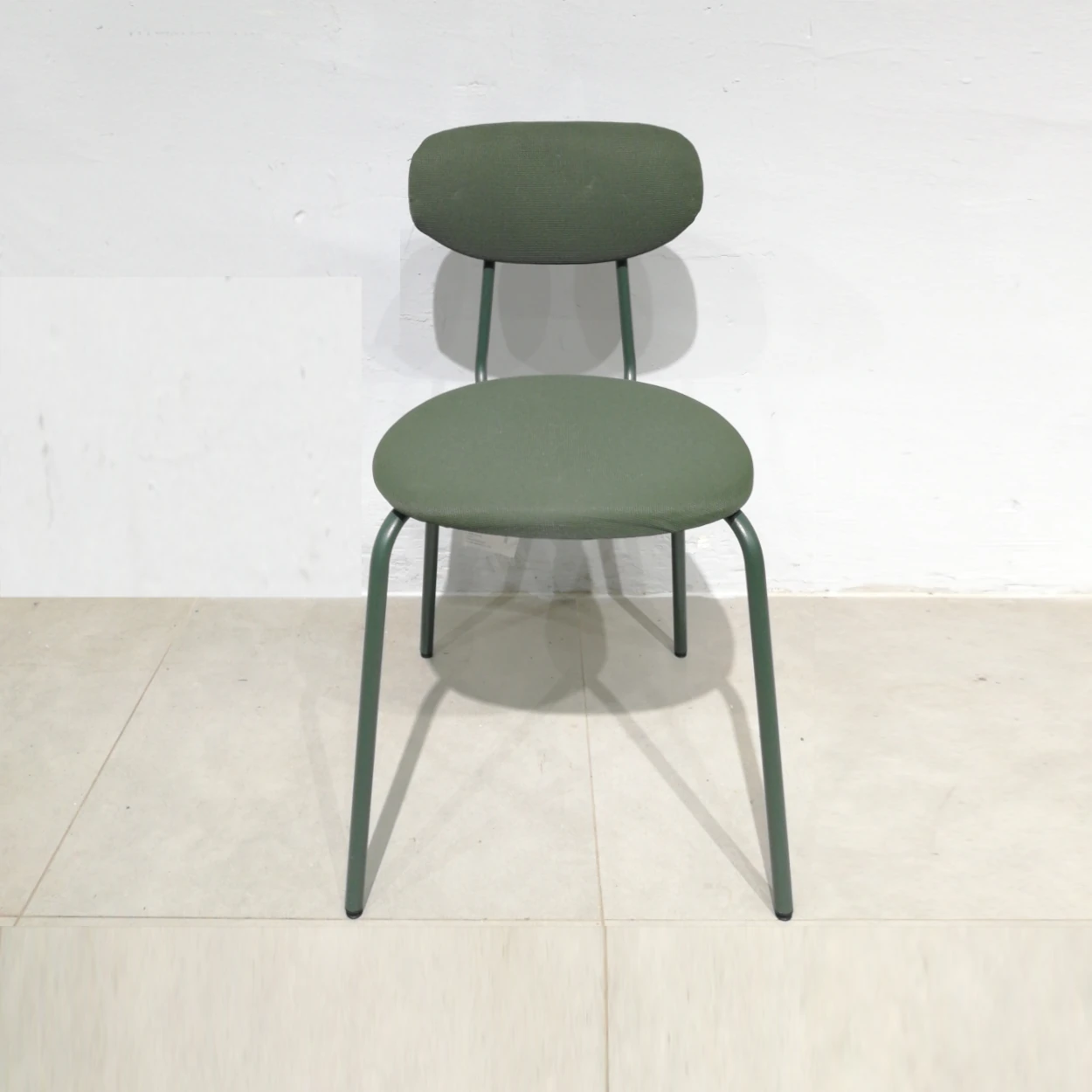 Cadira (39x37x75cm) d'estructura metàl·lica i entapissat verd de segona mà