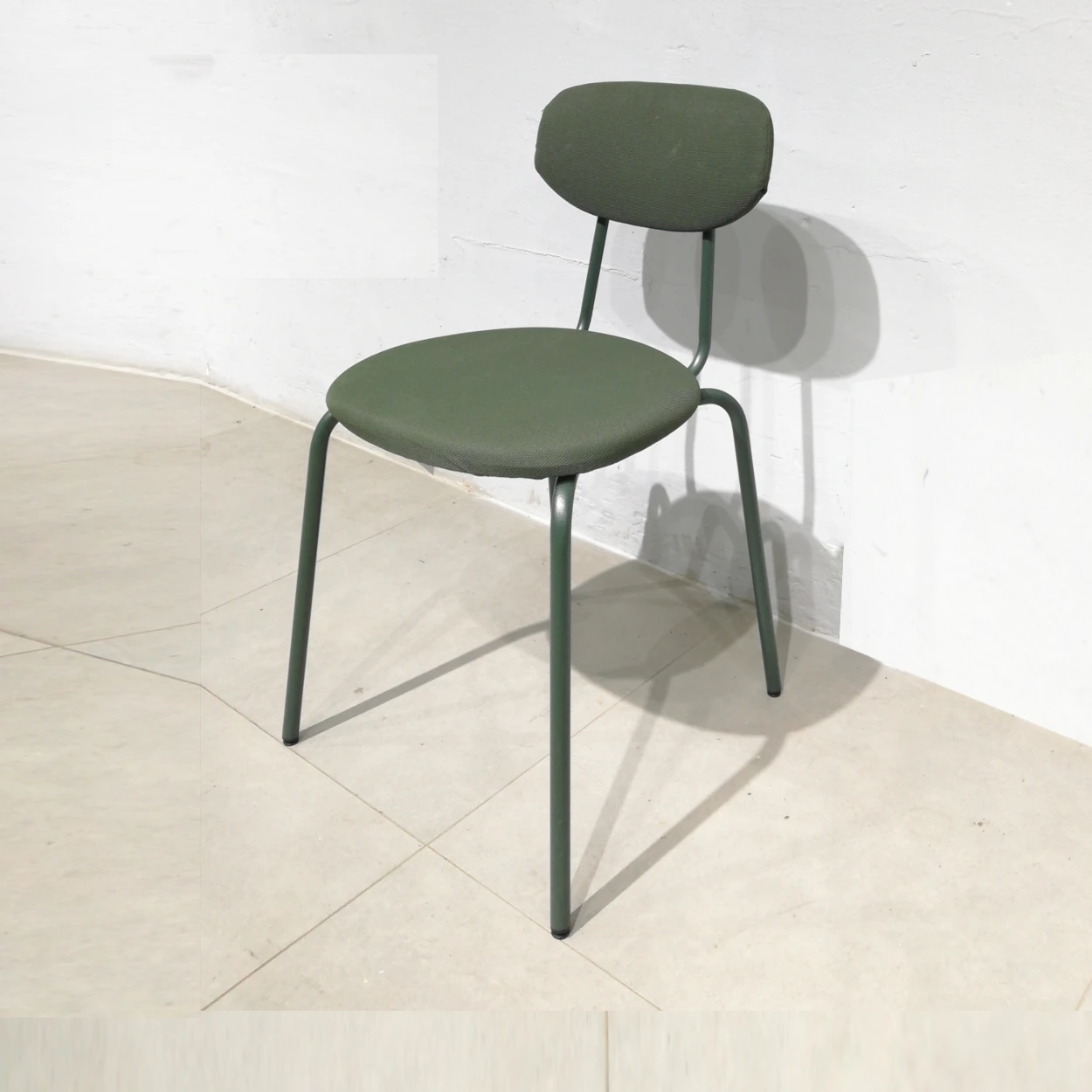 Cadira (39x37x75cm) d'estructura metàl·lica i entapissat verd de segona mà