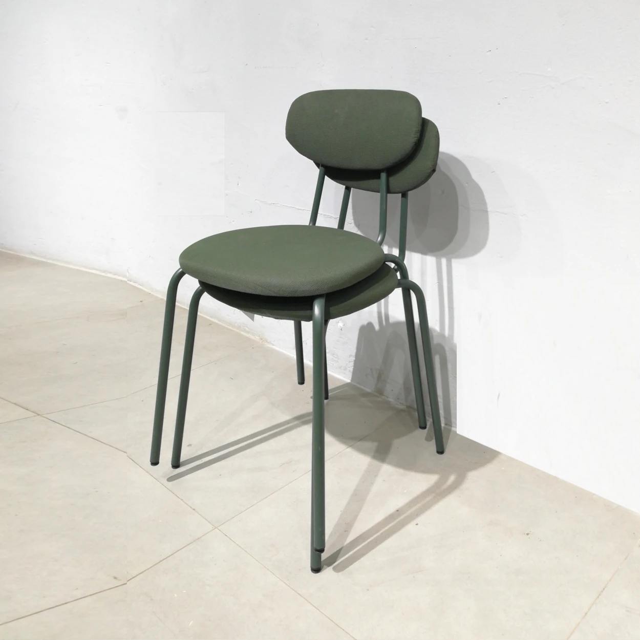 Cadira (39x37x75cm) d'estructura metàl·lica i entapissat verd de segona mà