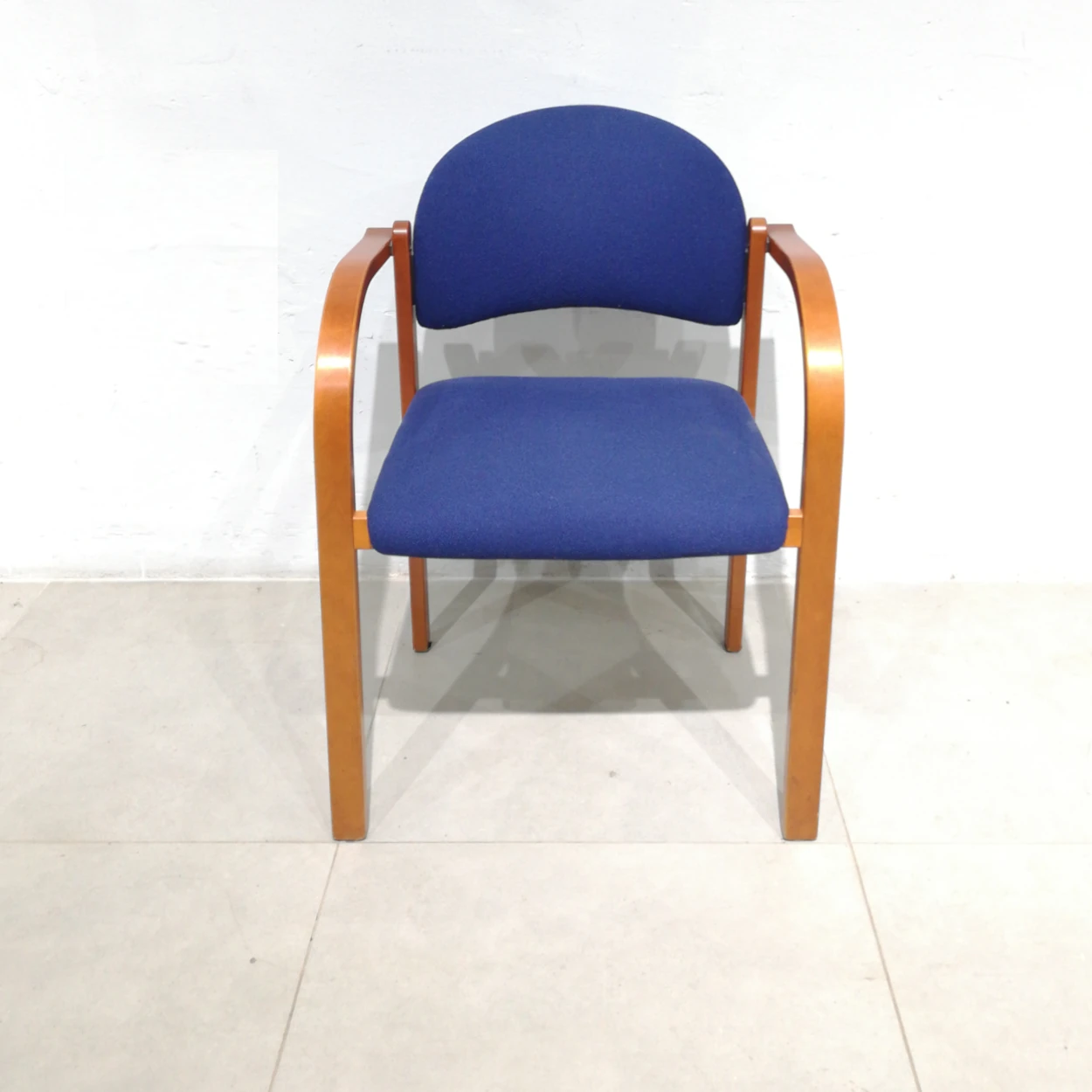 Cadira per a sala d'espera blava 57x45x80cm procedent d'una empresa en tancament