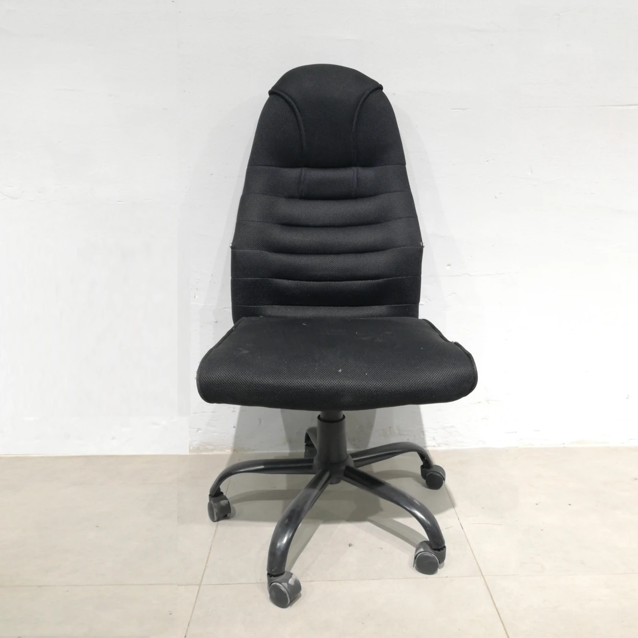 Cadira d'oficina amb mides 54x57x116cm
