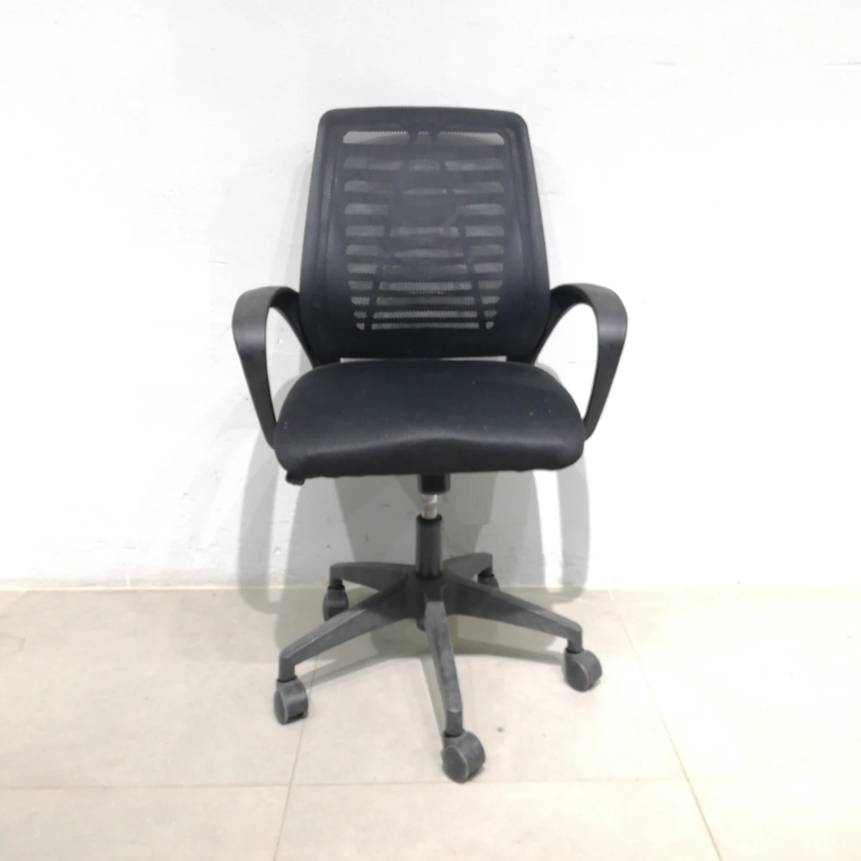 Cadira d'oficina amb rodes 64x51x94cm procedent d'una empresa en tancament