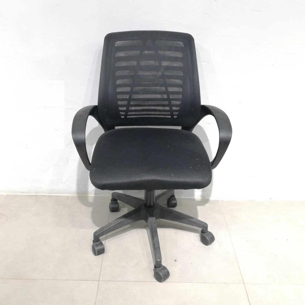 Cadira d'oficina amb rodes 64x51x94cm procedent d'una empresa en tancament