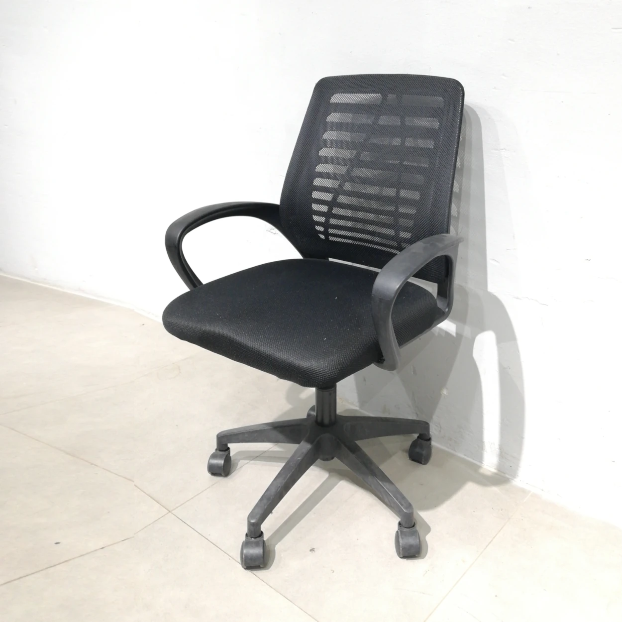 Cadira d'oficina amb rodes 64x51x94cm procedent d'una empresa en tancament