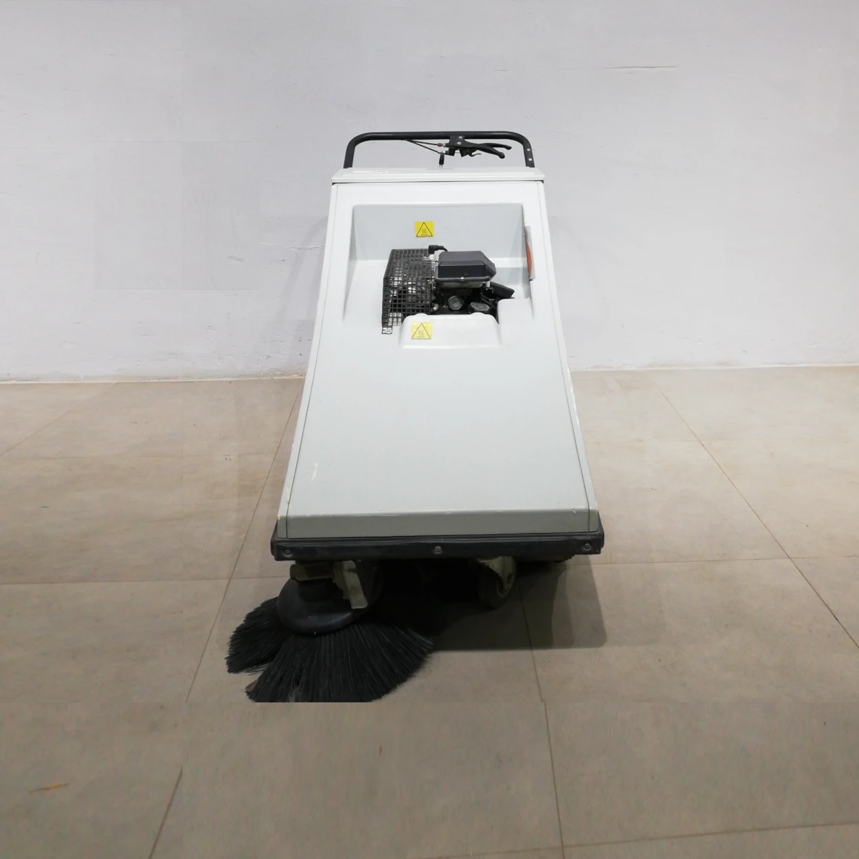 Escombra manual QUIMAQ 500G procedent d'una empresa en tancament
