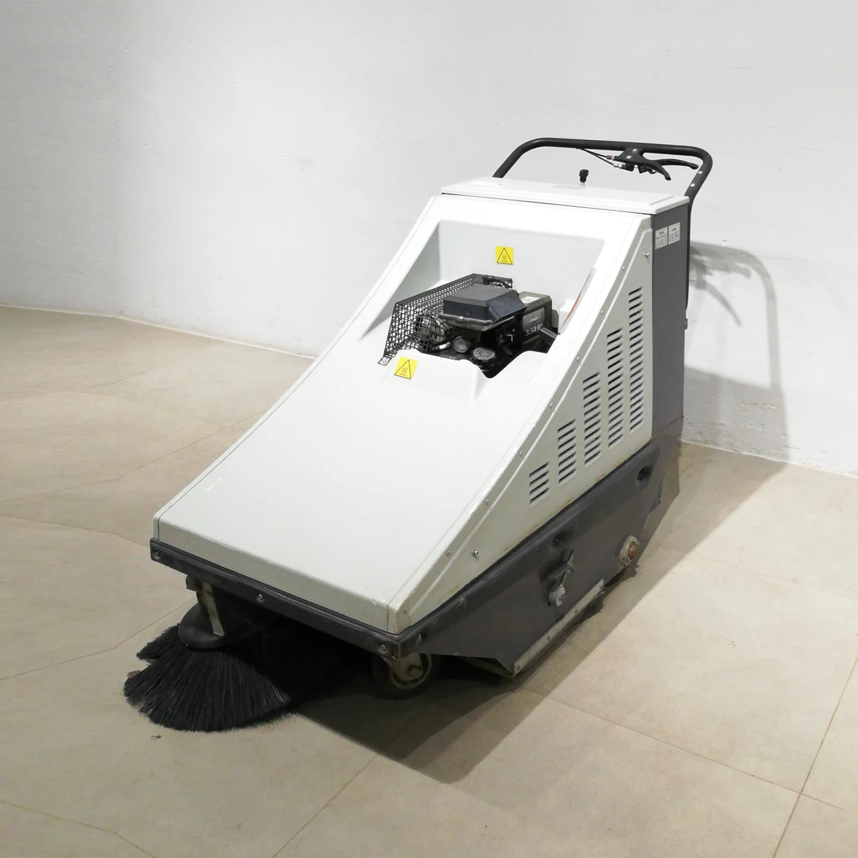 Escombra manual QUIMAQ 500G procedent d'una empresa en tancament