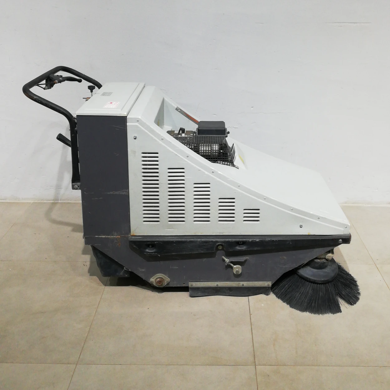 Escombra manual QUIMAQ 500G procedent d'una empresa en tancament