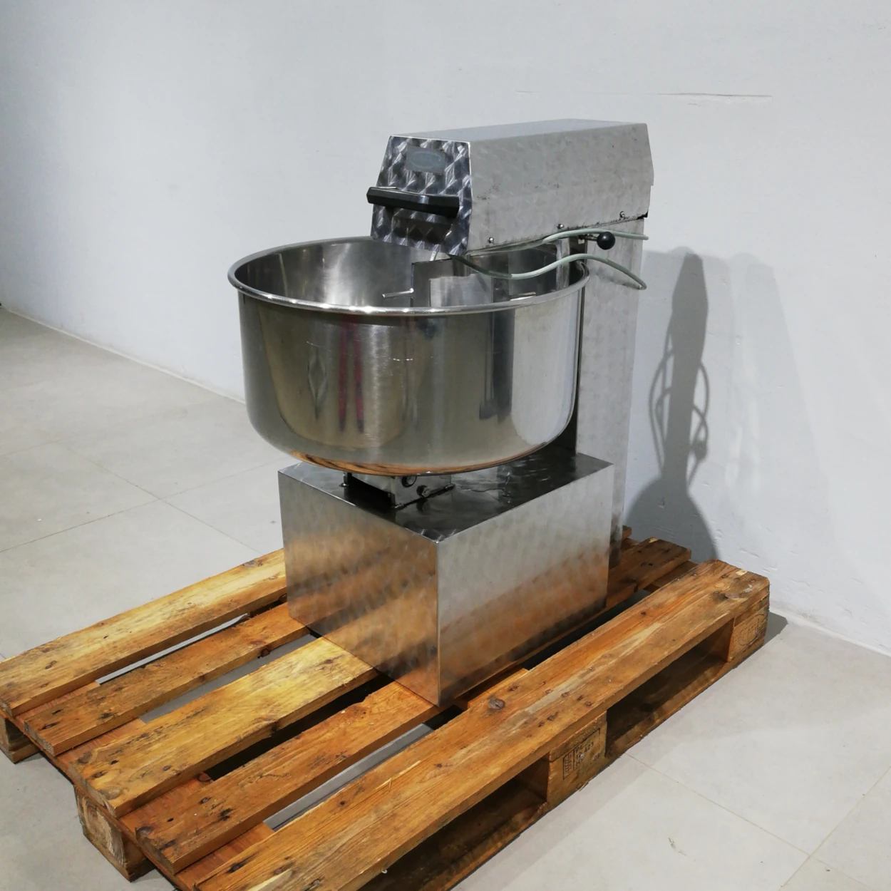 Amasadora de carne de 75x55x88 cm procedente de una empresa en cierre