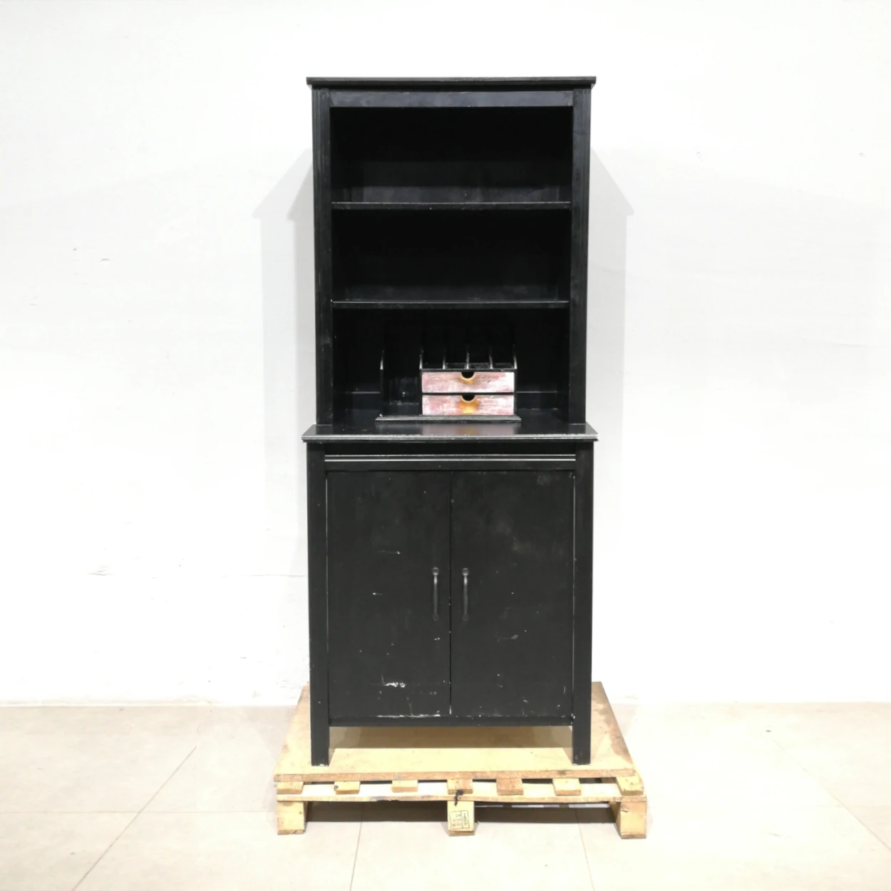 Bufet de fusta (80x48x190cm) estil rústic amb molt espai d'emmagatzematge