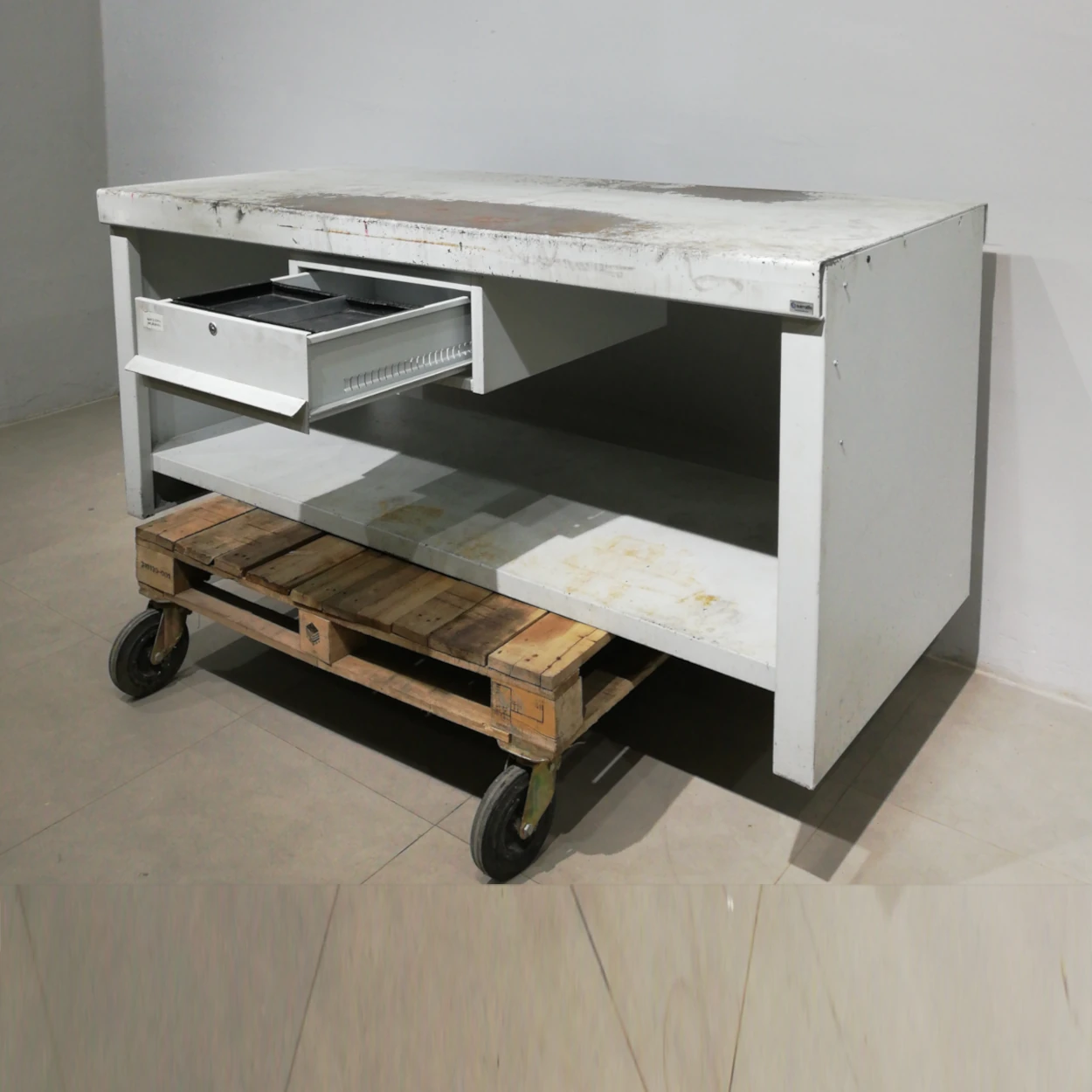 Banc de treball de 200x91x90cm fet de xapa d'acer de gran qualitat i resistència