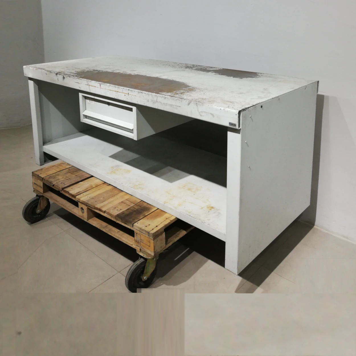 Banc de treball de 200x91x90cm fet de xapa d'acer de gran qualitat i resistència