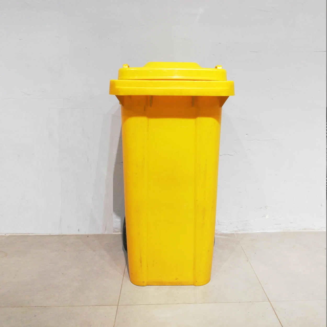Cubell per a brossa industrial 48x54x94cm procedent d'una empresa en tancament