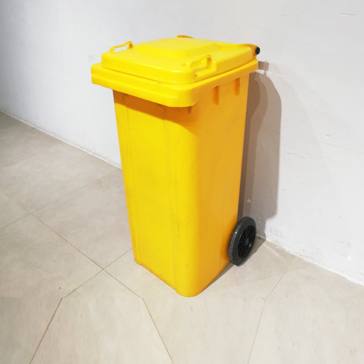 Cubell per a brossa industrial 48x54x94cm procedent d'una empresa en tancament