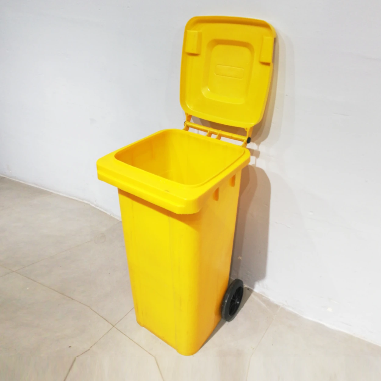 Cubell per a brossa industrial 48x54x94cm procedent d'una empresa en tancament