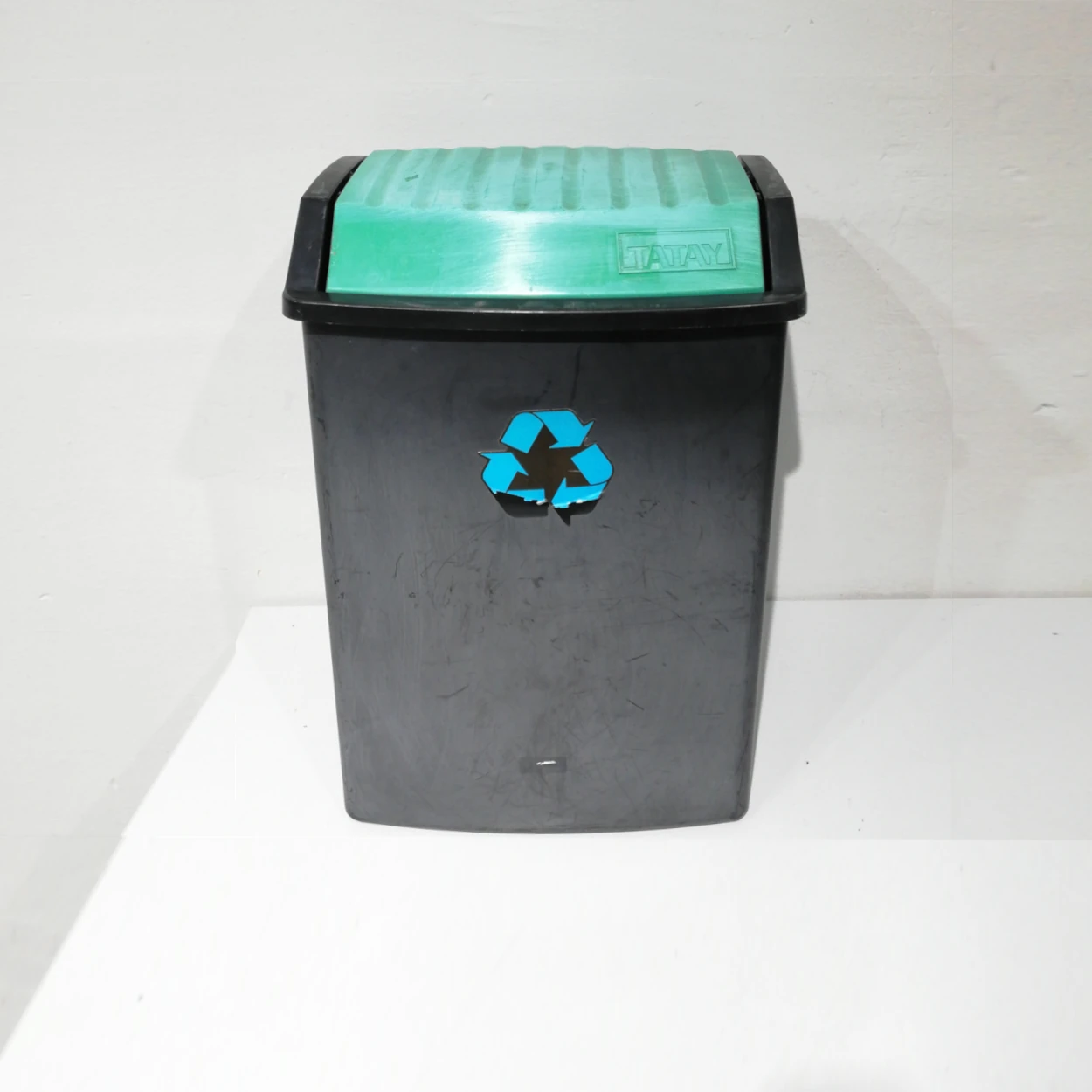 Cubell de reciclatge TATAY 50 litres 40x32x57cm procedent d'una empresa en tancament