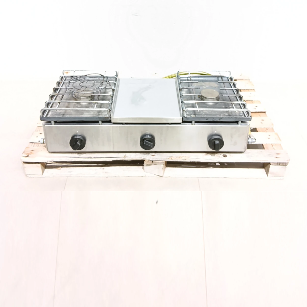 Fogones con plancha de 90x40x24 cm de 2 fuegos procedente de una empresa en cierre
