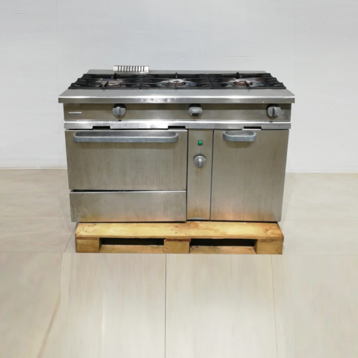 Cocina de 3 fogones a gas + horno eléctrico (128x58x85 cm) procedente de una empresa en cierre 