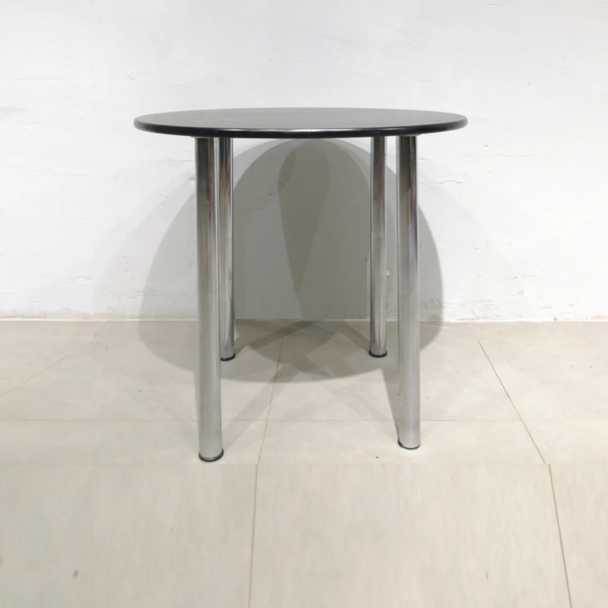 Taula rodona negra de ø80x72cm procedent d'una empresa en tancament