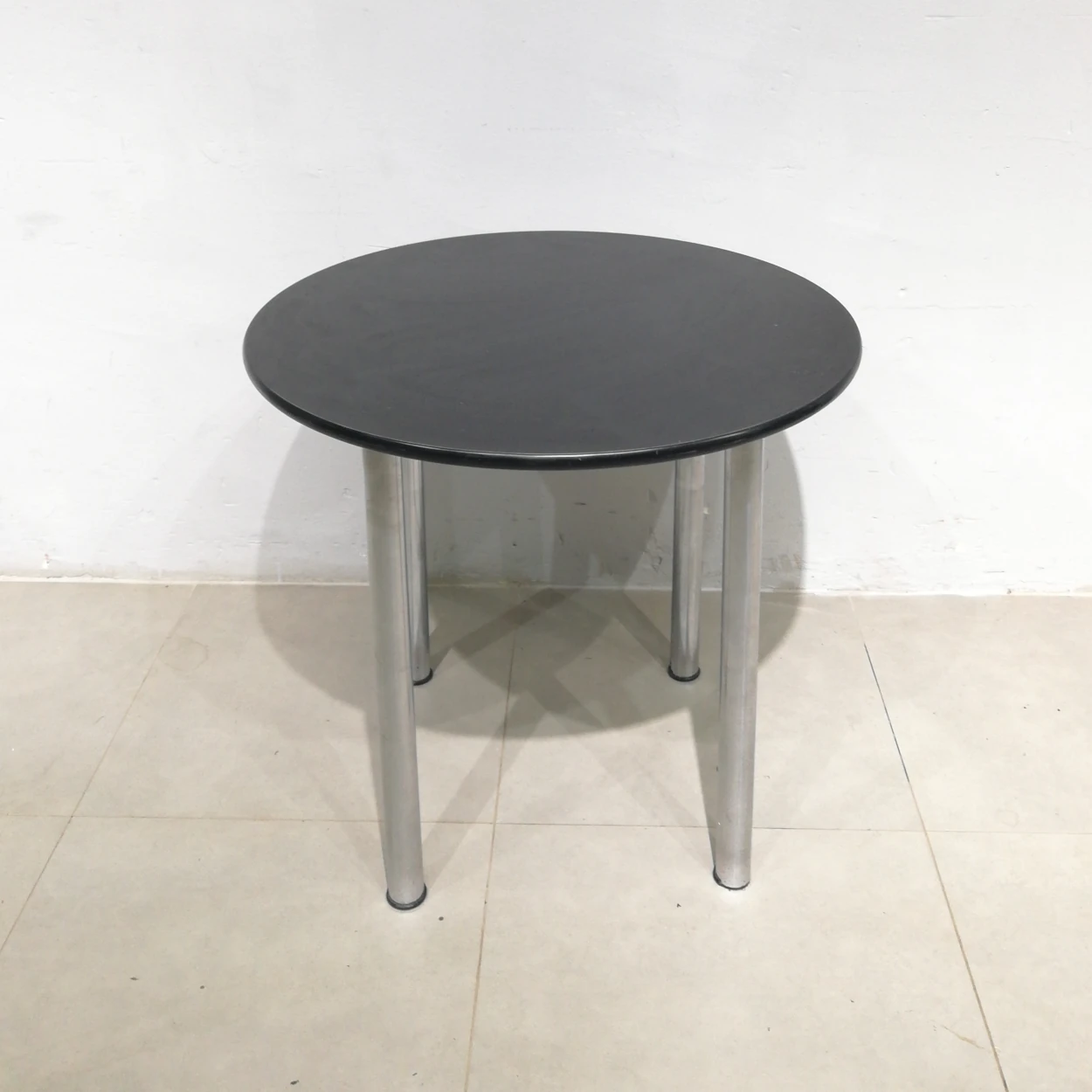 Taula rodona negra de ø80x72cm procedent d'una empresa en tancament