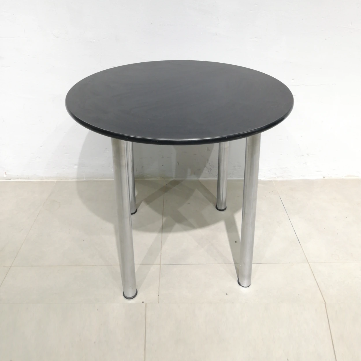 Taula rodona negra de ø80x72cm procedent d'una empresa en tancament