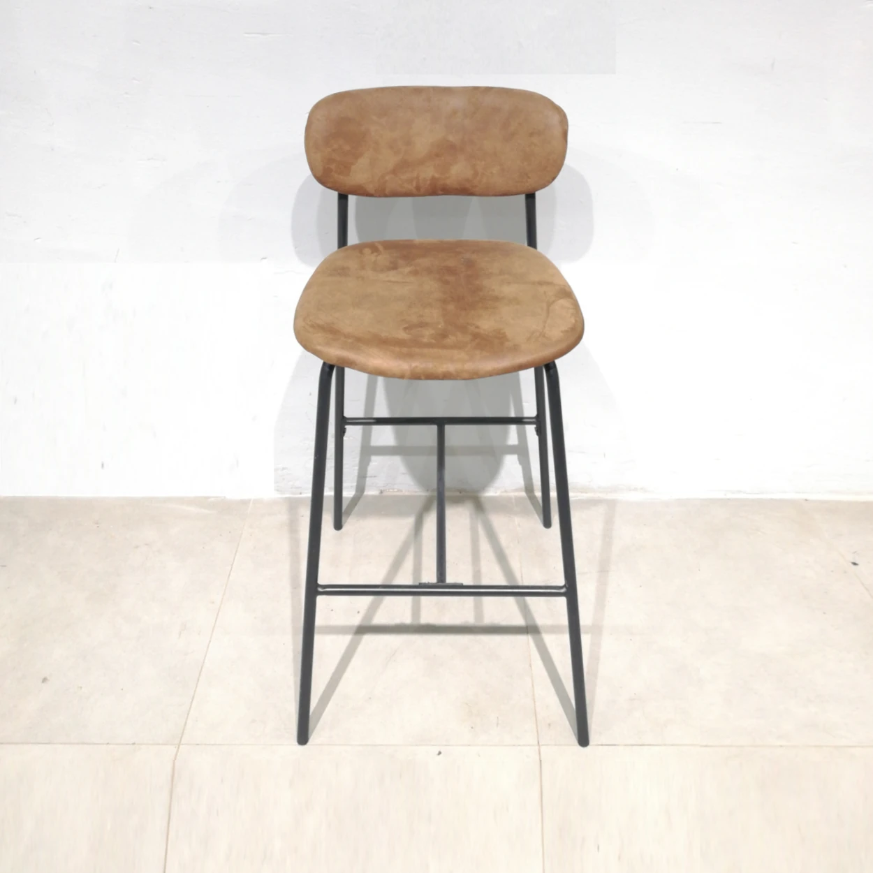 Tamboret de 43x43x100cm d'estructura metàl·lica i i entapissat en vellut marró en bon estat