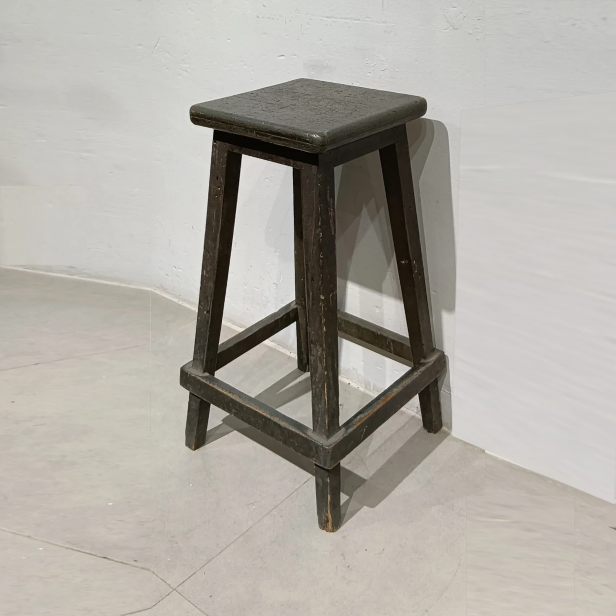 Tamboret de fusta de 37x36x70cm perfecte tant per a ús domèstic com professional