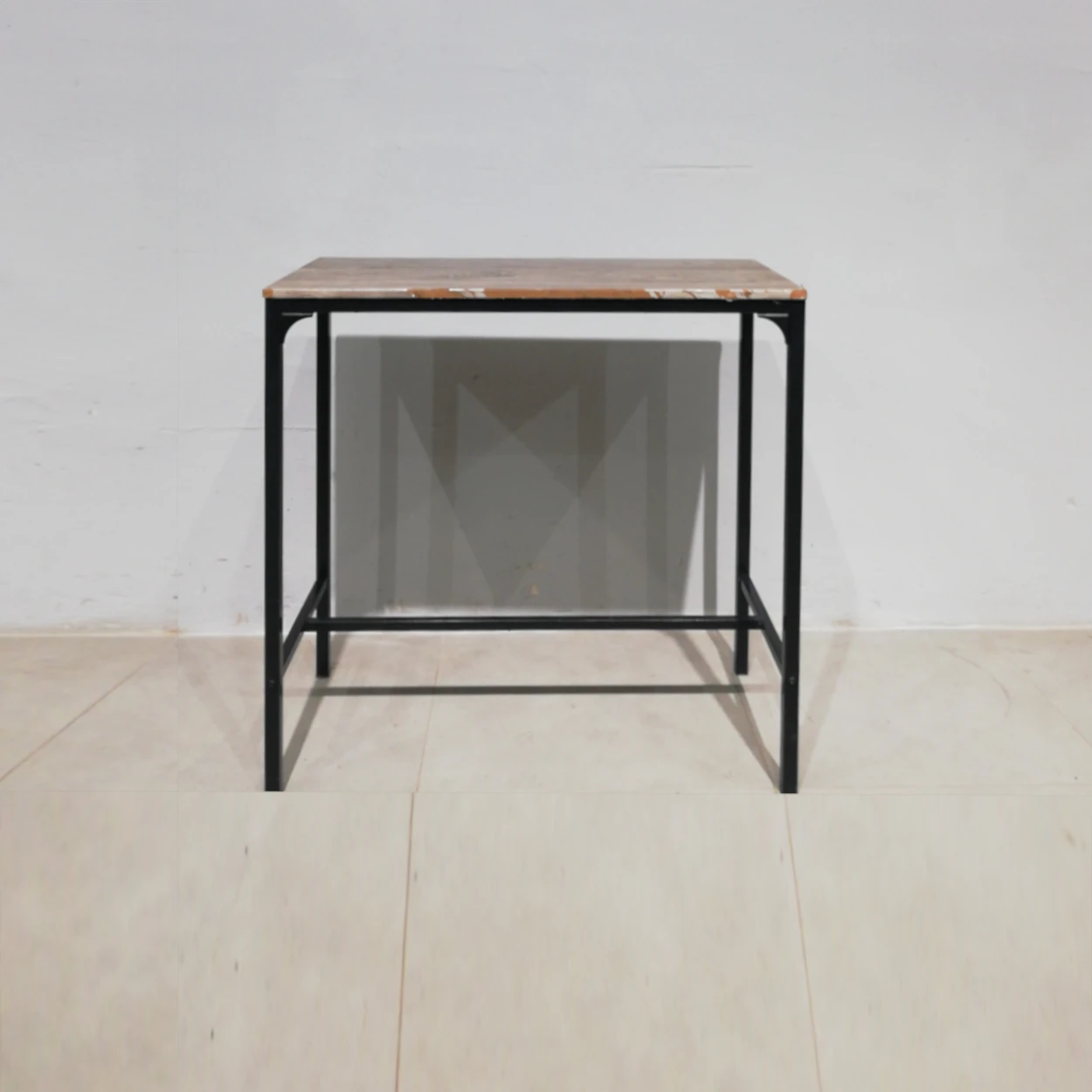 Taula alta feta d'estructura metàl·lica i tauler de melamina de 89x45x87cm