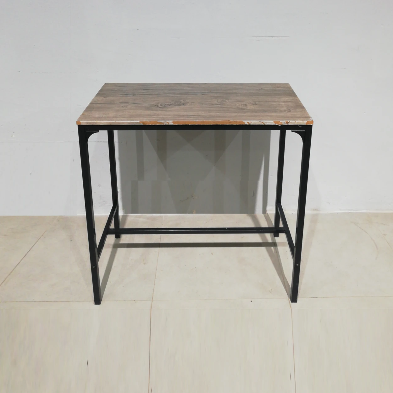 Taula alta feta d'estructura metàl·lica i tauler de melamina de 89x45x87cm