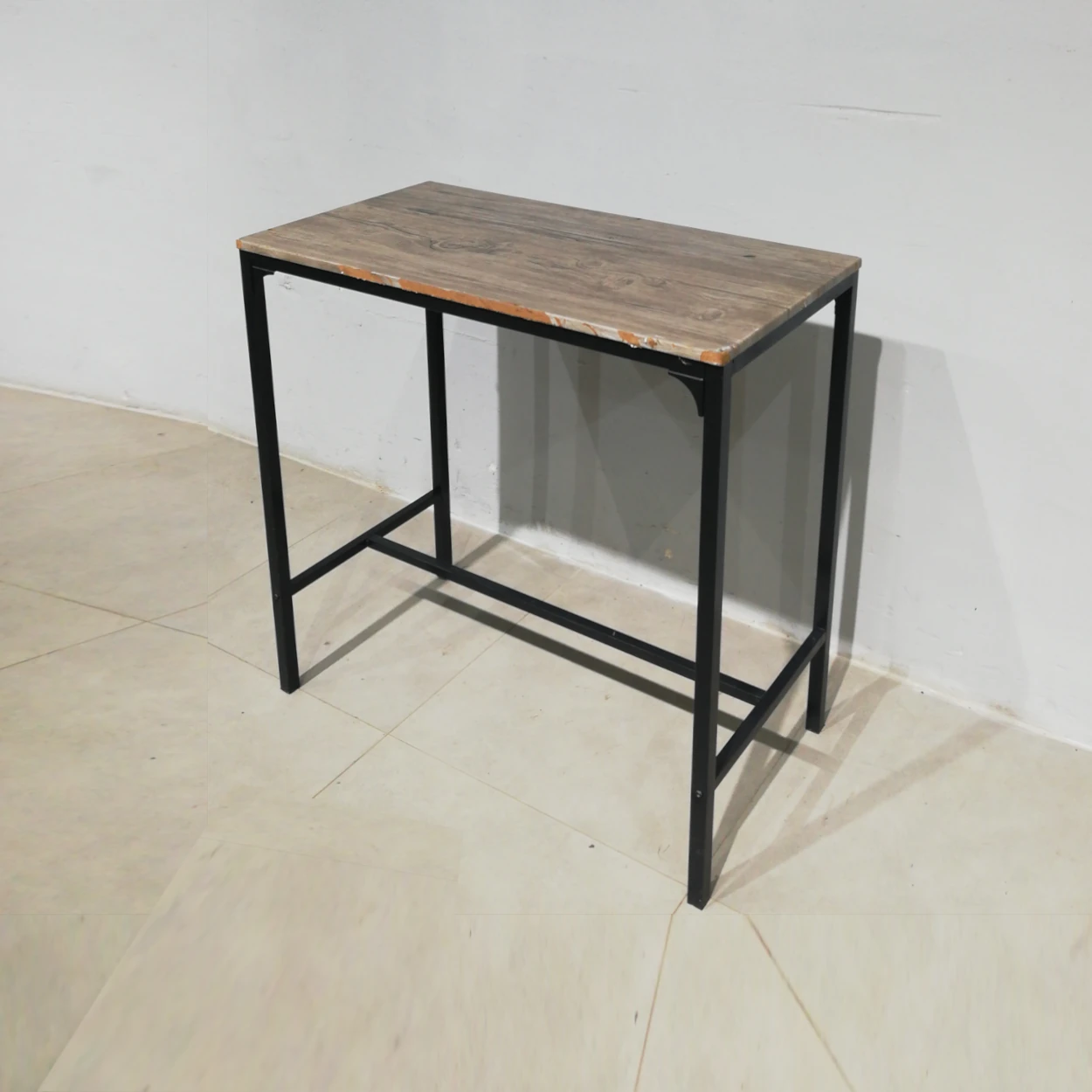 Taula alta feta d'estructura metàl·lica i tauler de melamina de 89x45x87cm