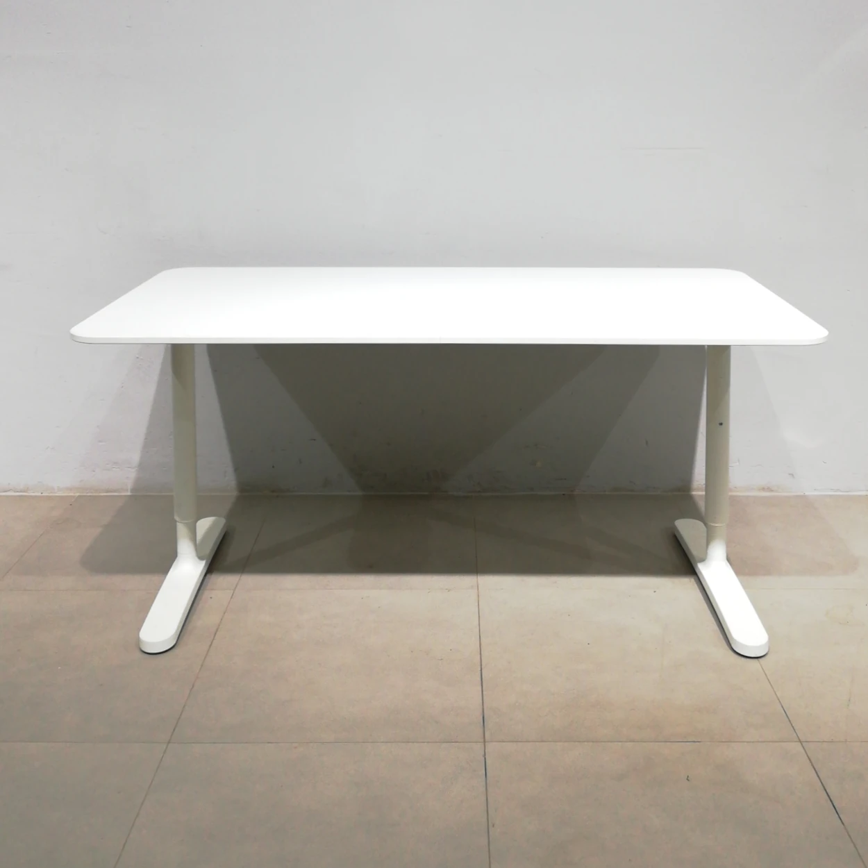 Escriptori IKEA BEKANT de 160x80x73cm procedent d'una empresa en tancament