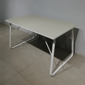 Taula d'oficina IKEA de 140x80x75cm procedent d'una empresa en tancament